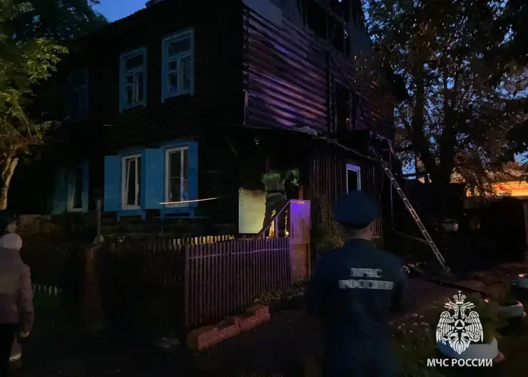 В Красноярске неизвестные подожгли двухэтажный жилой дом на Туруханской
