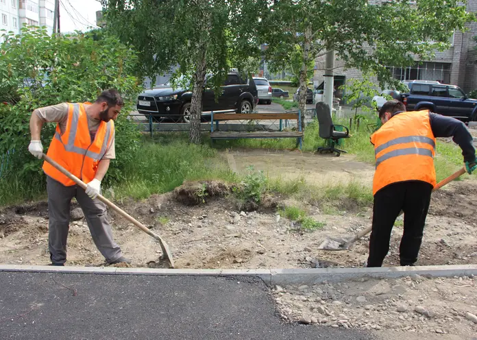 Во дворах Железнодорожного района Красноярска устанавливают новые спортивно-игровые комплексы