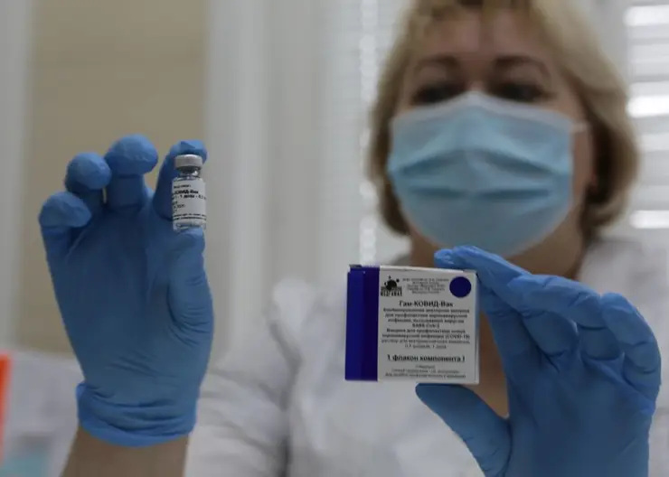 Красноярских врачей начали прививать от коронавируса