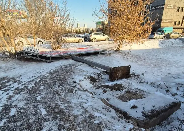 В Красноярске на улице Шахтеров ветер снес рекламный щит