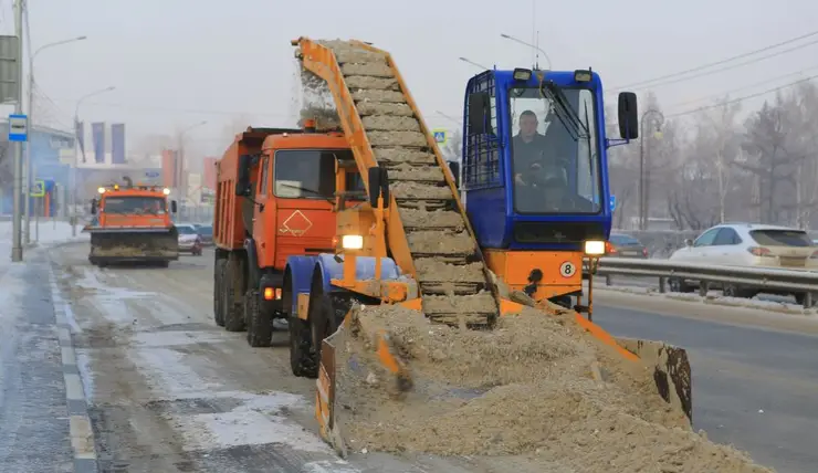 «В миг накатанные колеи не уберёшь». В Красноярске продолжают бороться с последствиями снегопада