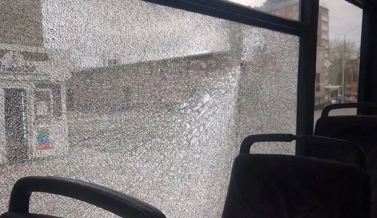 В Ачинске неизвестный выстрелил в окно автобуса с пассажирами