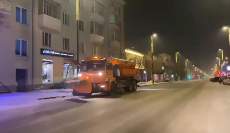 В Красноярске ночью 8 февраля снег с улиц убирали 160 спецмашин