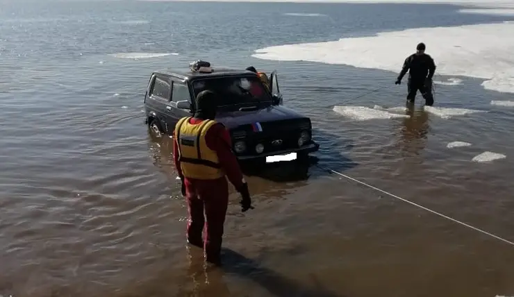 На Красноярском водохранилище спасатели вытащили провалившийся под лед автомобиль