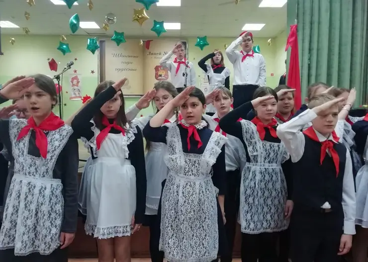 В Красноярске в пионеры приняли 50 школьников лицея №12