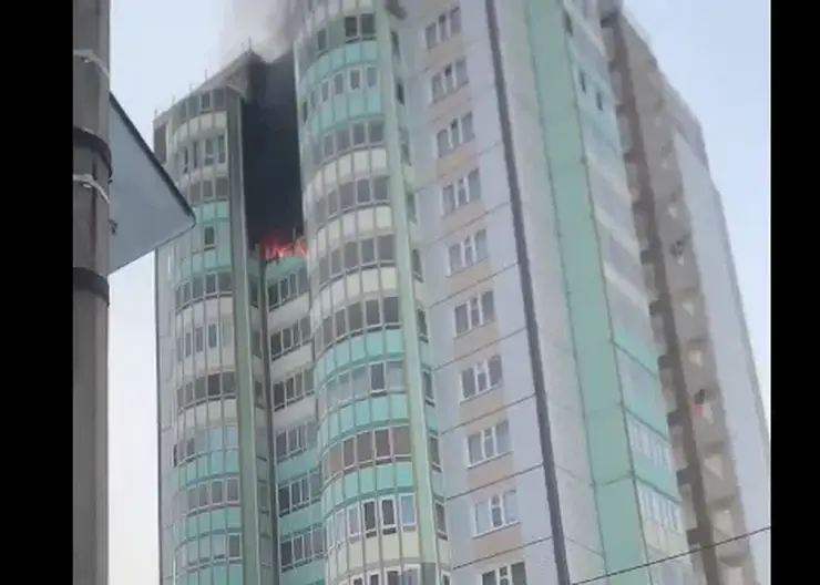 В Красноярске на улице Сады горит квартира на 13-м этаже