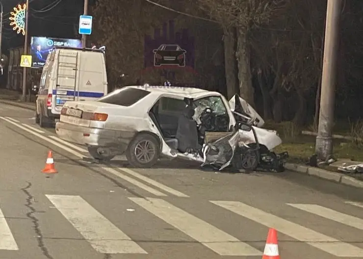 В Красноярске водитель врезался в столб и получил серьезные травмы