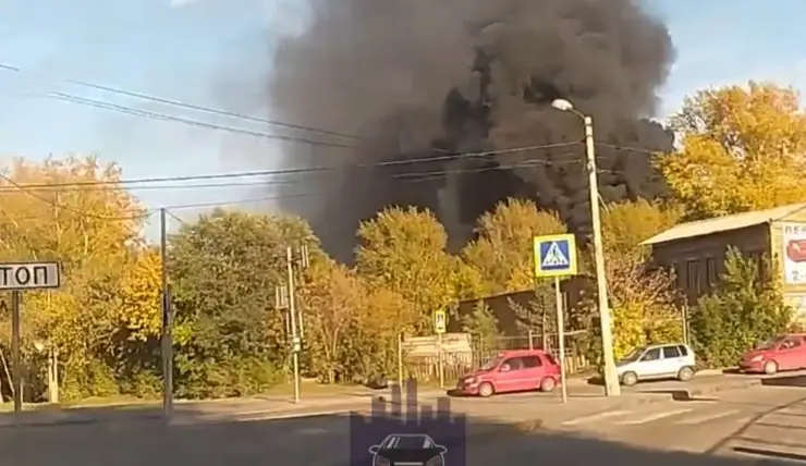В Красноярске заметили чёрный столб дыма на улице Грунтовой
