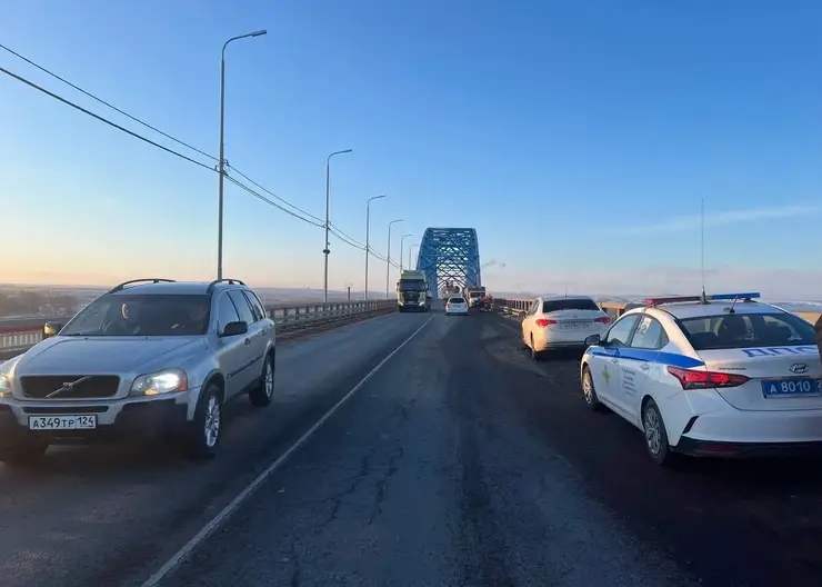 Самосвал рассыпал груз на мосту глубокого обхода Красноярска и повредил автомобили
