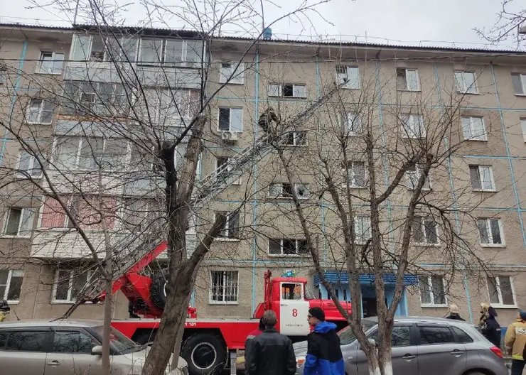 В Красноярске загорелся жилой пятиэтажный дом на улице Щорса, 51