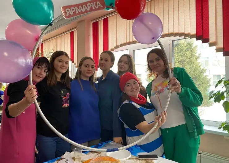 В красноярской школе прошла благотворительная ярмарка в помощь бойцам СВО