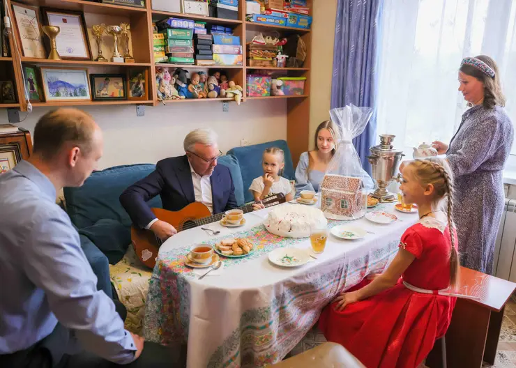 Губернатор Красноярского края Александр Усс побывал в гостях у лучшей семьи региона