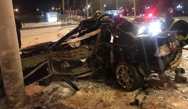 В Красноярске 21-летний водитель BMW промчался по городу и врезался в столб