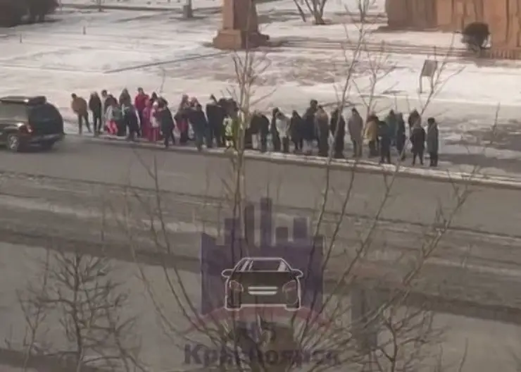 В Красноярске толпа подростков перебежала дорогу в неположенном месте