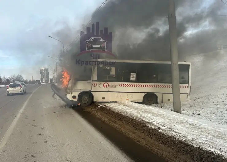 В Красноярске горит автобус в районе ТРЦ «Июнь»