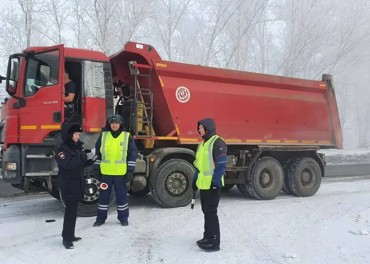 На трассах Красноярского края сотрудники ГИБДД проверяют водителей большегрузов