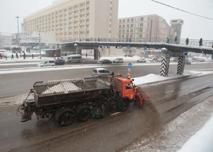 Городские службы весь день будут чистить дороги и тротуары от снега в Красноярске