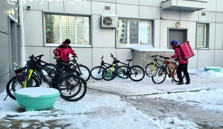 В Красноярске жители дома на Батурина пожаловались на парковку доставки «Самокат»