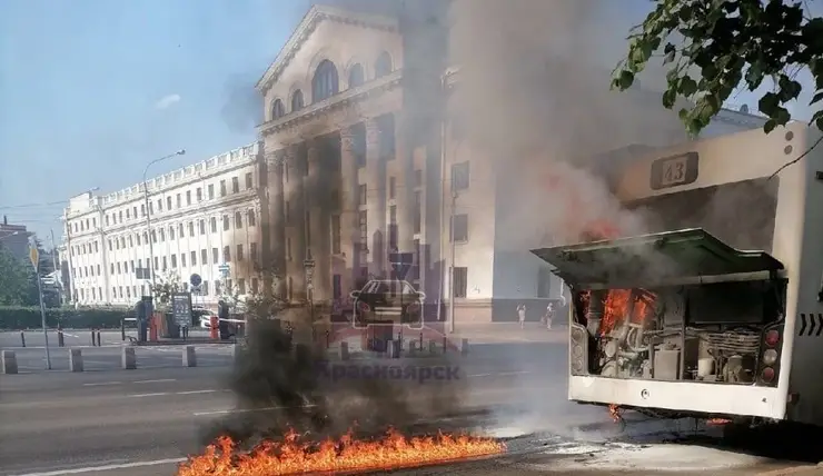 В центре Красноярска загорелся автобус