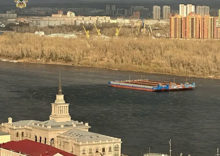 В Красноярске третьи сутки ищут водителя лодки, который столкнулся с баржей и пропал