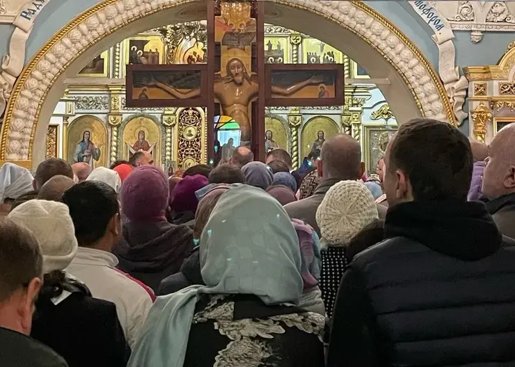 В Красноярске к 600-летнему Годеновскому кресту выстроилась большая очередь