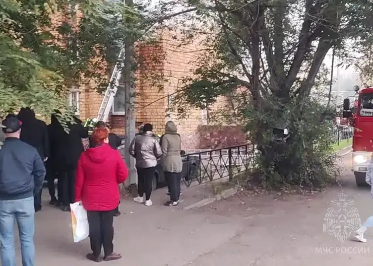 В Красноярске из общежития на Чайковского из-за пожара эвакуировали 103 человека