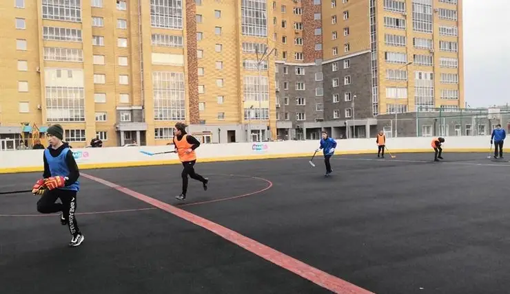 В Красноярске прошли финальные соревнования по флорболу среди дворовых команд