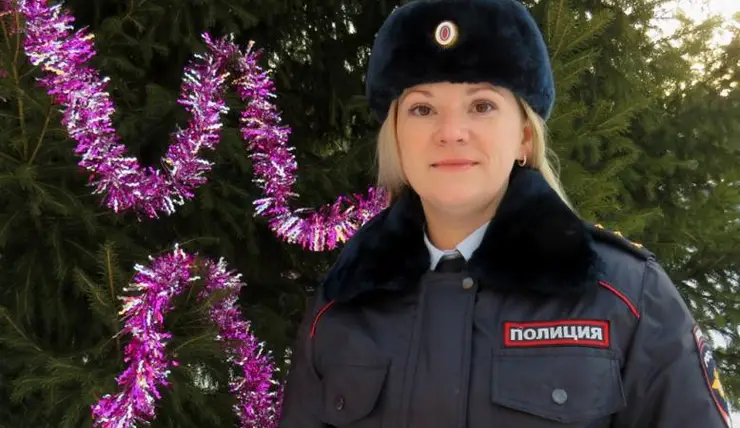 В Канске 4-летняя девочка приняла сотрудницу полиции за Снегурочку