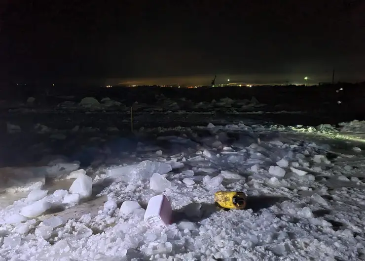 На частной переправе в Красноярском крае молодой водитель провалился под лед и погиб
