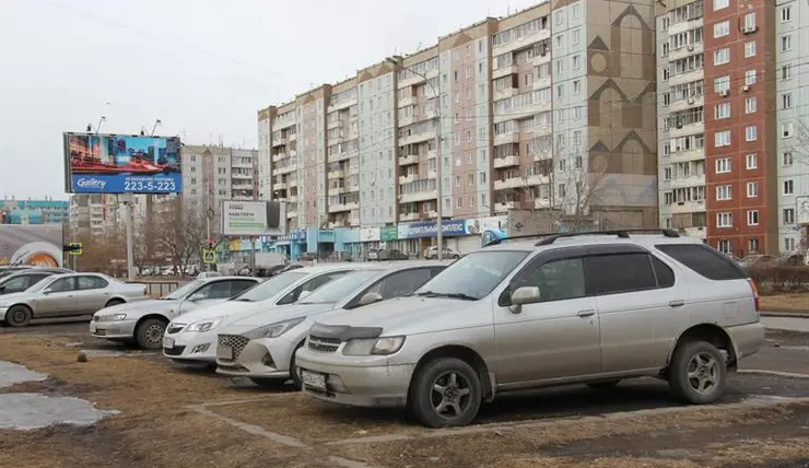 Более 866 тысяч рублей заплатили красноярцы за парковку на газонах
