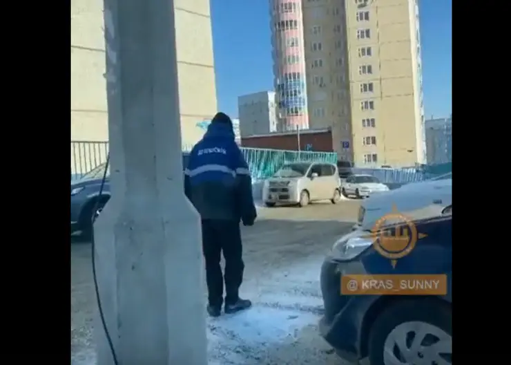 В Красноярске жители Солнечного пожаловались на неадекватного мужчину