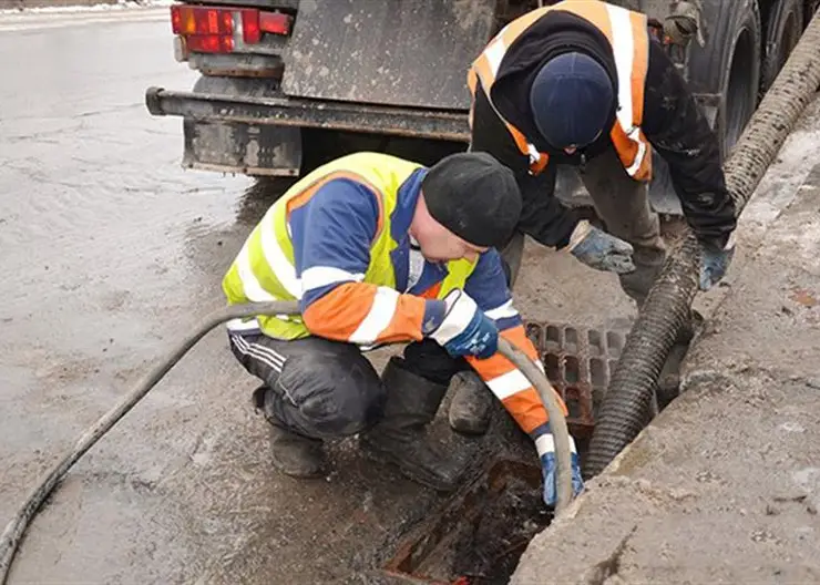 В Красноярске провели профилактическую чистку ливневой канализации