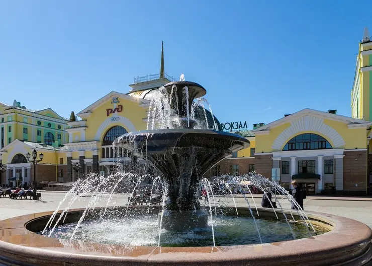 В Красноярске включили фонтан перед железнодорожным вокзалом