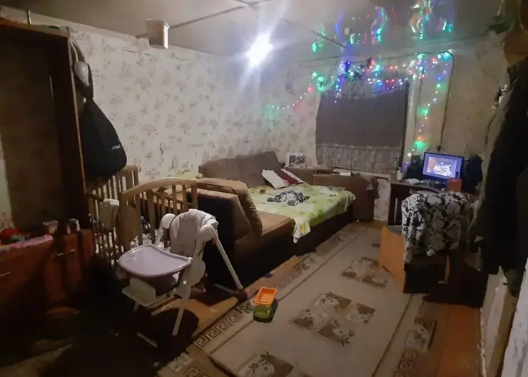 В Красноярском крае 7-месячная девочка погибла после падения с дивана