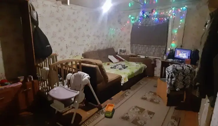 В Красноярском крае 7-месячная девочка погибла после падения с дивана