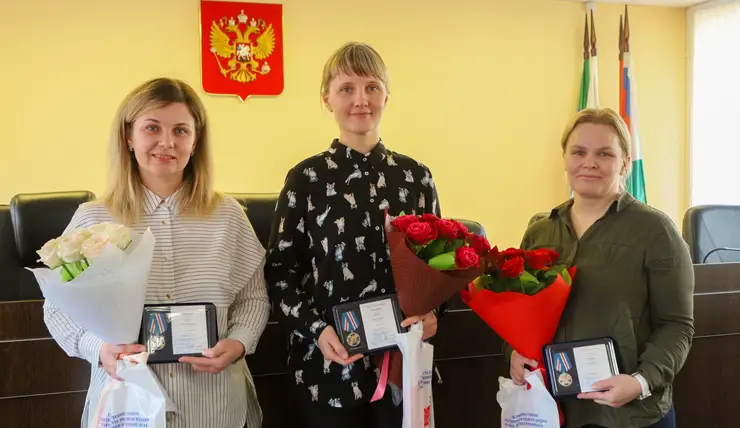 В Красноярске воспитательницам детсада № 31 вручили медали Следственного комитета