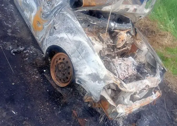 В Красноярском крае грибники нашли обгоревший автомобиль с трупом девушки внутри