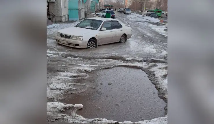 В Красноярске автомобили вмерзли в лед из-за потопа на улице Тимошенкова