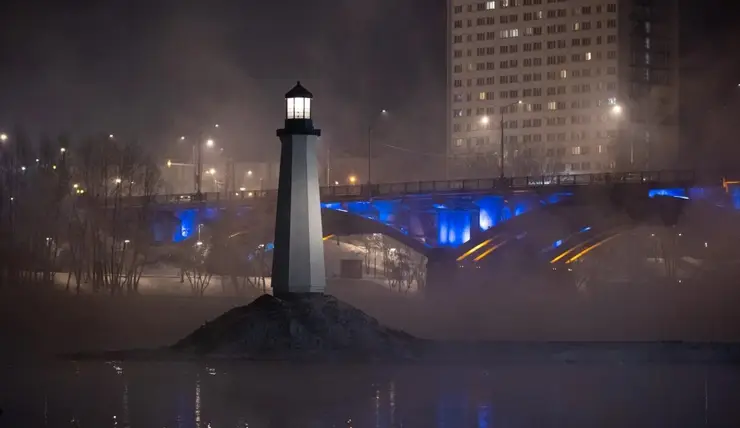 В Красноярске на острове Отдыха включили освещение на 10-метровом маяке