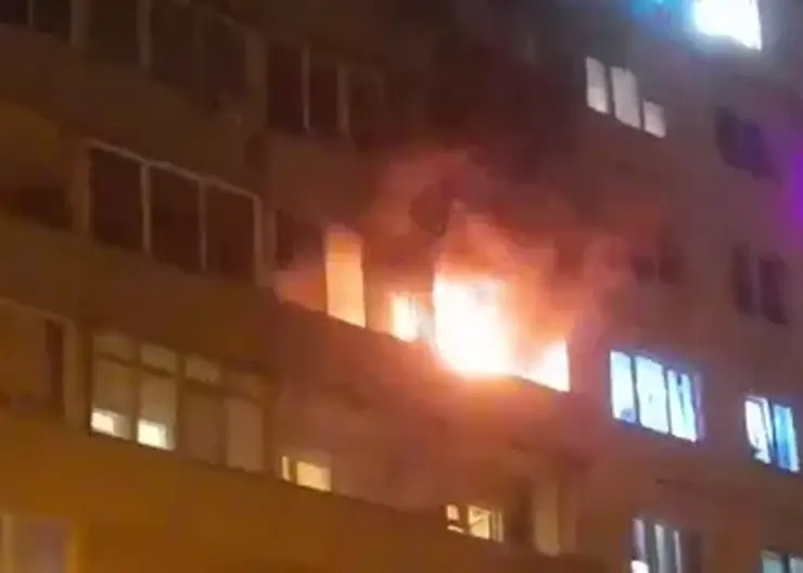 В красноярских Черемушках сгорел балкон жилой многоэтажки