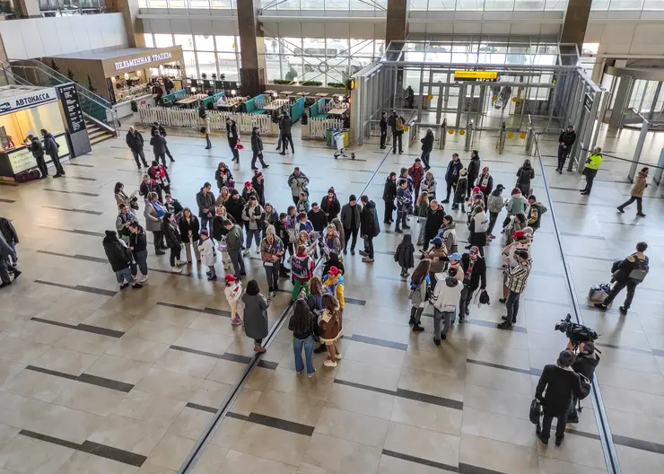 Болельщики тепло встретили хоккеистов красноярского «Сокола» в аэропорту