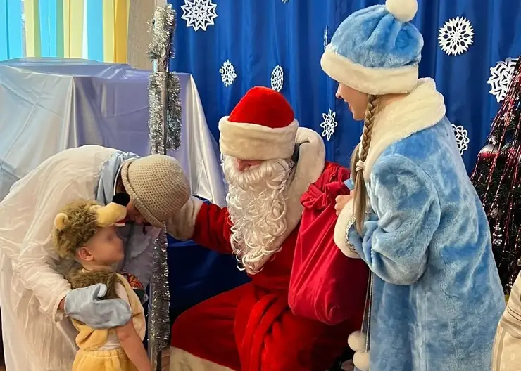В Красноярске поздравили с Новым годом детей из многодетных семей и семей бойцов СВО