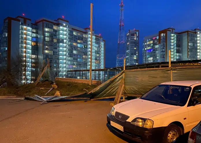 В Красноярске на Борисова сильным ветром снесло крышу недостроенного павильона