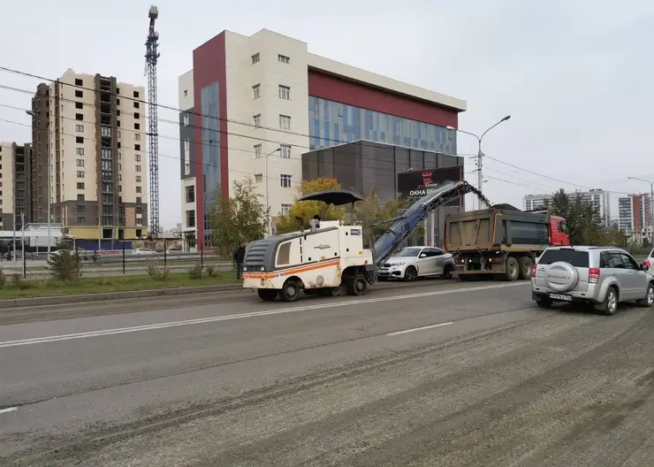 В Красноярске меняют асфальт на улице Мужества