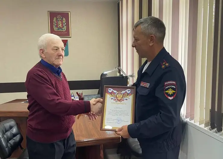 В Красноярском крае 74-летний мужчина спас сбережения 84-летнего земляка от телефонных мошенников