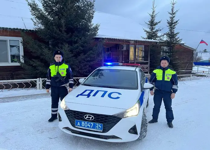 Полицейские в Богучанах вывели людей из горящего дома