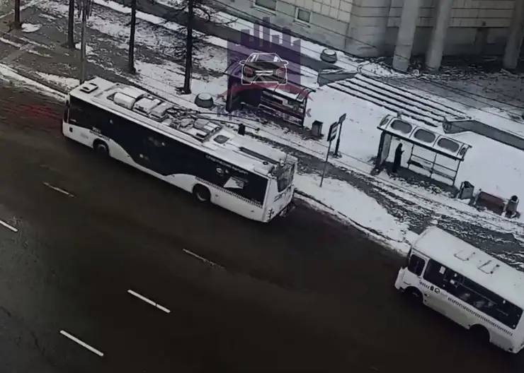 В Красноярске два пассажира пострадали в аварии с участием троллейбуса и автобуса