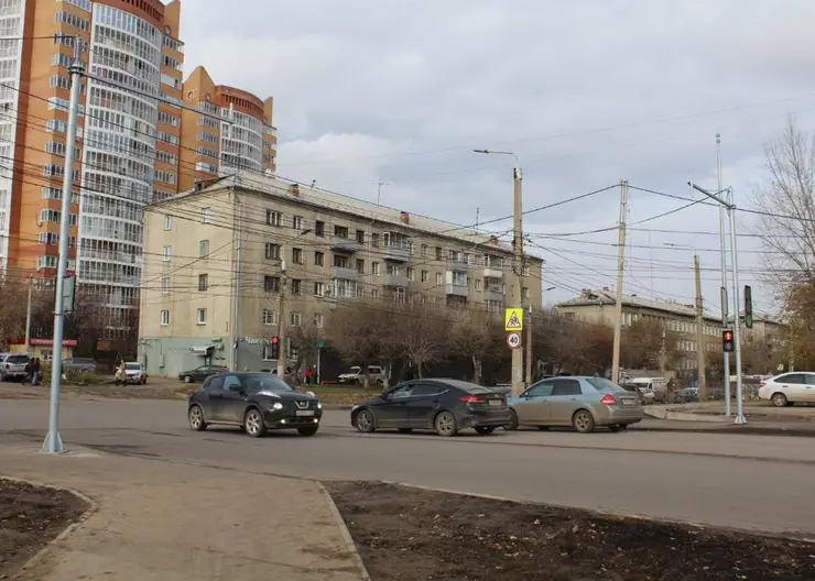 В Красноярске на улице Киренского появился новый светофор