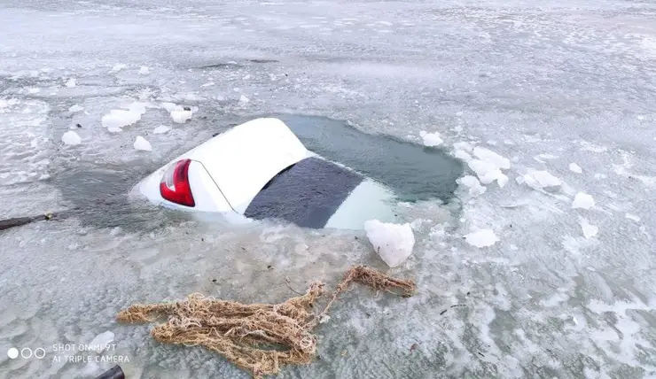 В Балахтинском районе под лёд на водохранилище провалился автомобиль с людьми