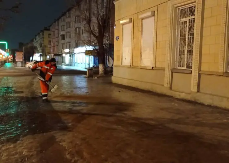 В Красноярске рабочие впервые начали убирать тротуары по ночам
